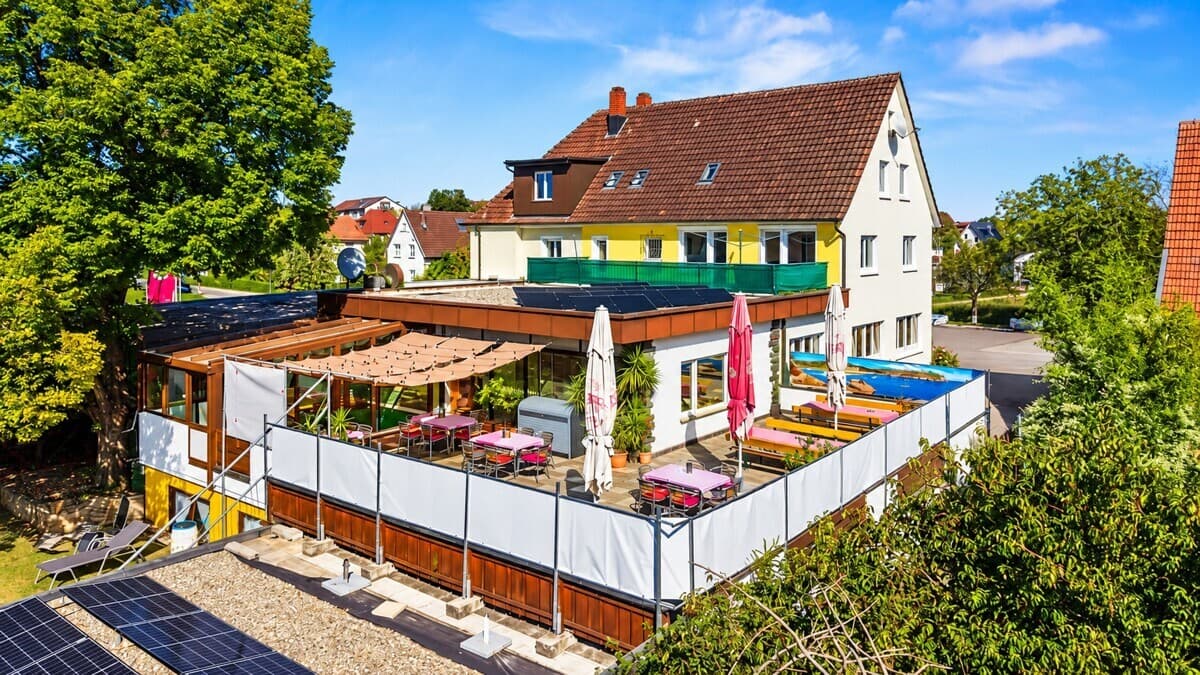 Außenansicht mit Terrasse