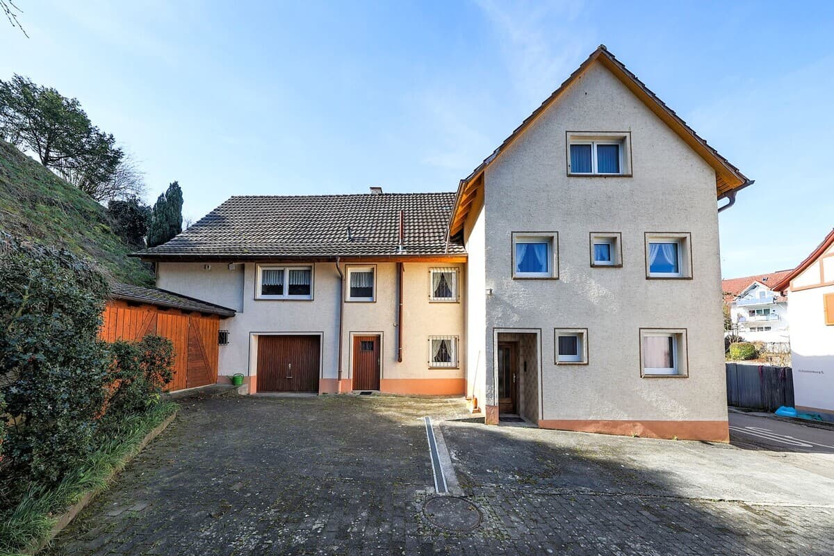 Raum für Ideen: Zweifamilienhaus mit 10 Zimmern in ruhiger Lage nahe Mindelsee