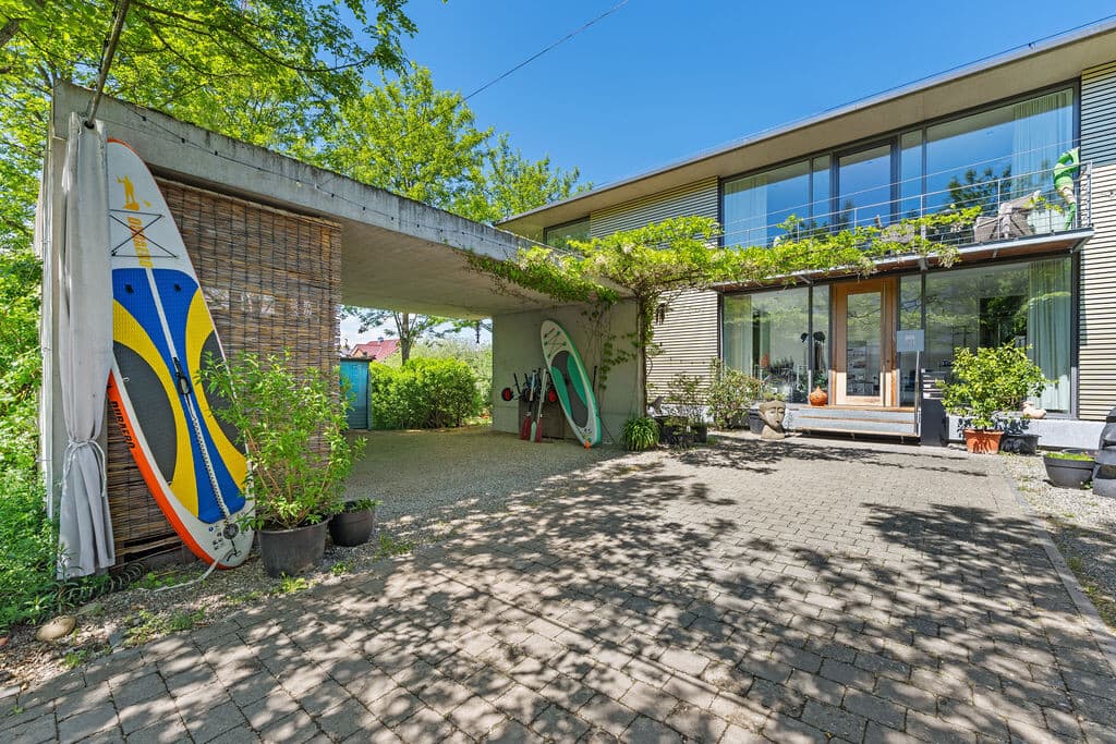 Eingang und Carport