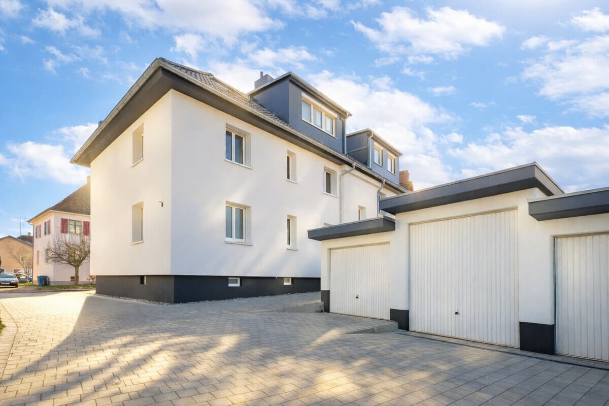 Rückansicht mit Garagen 