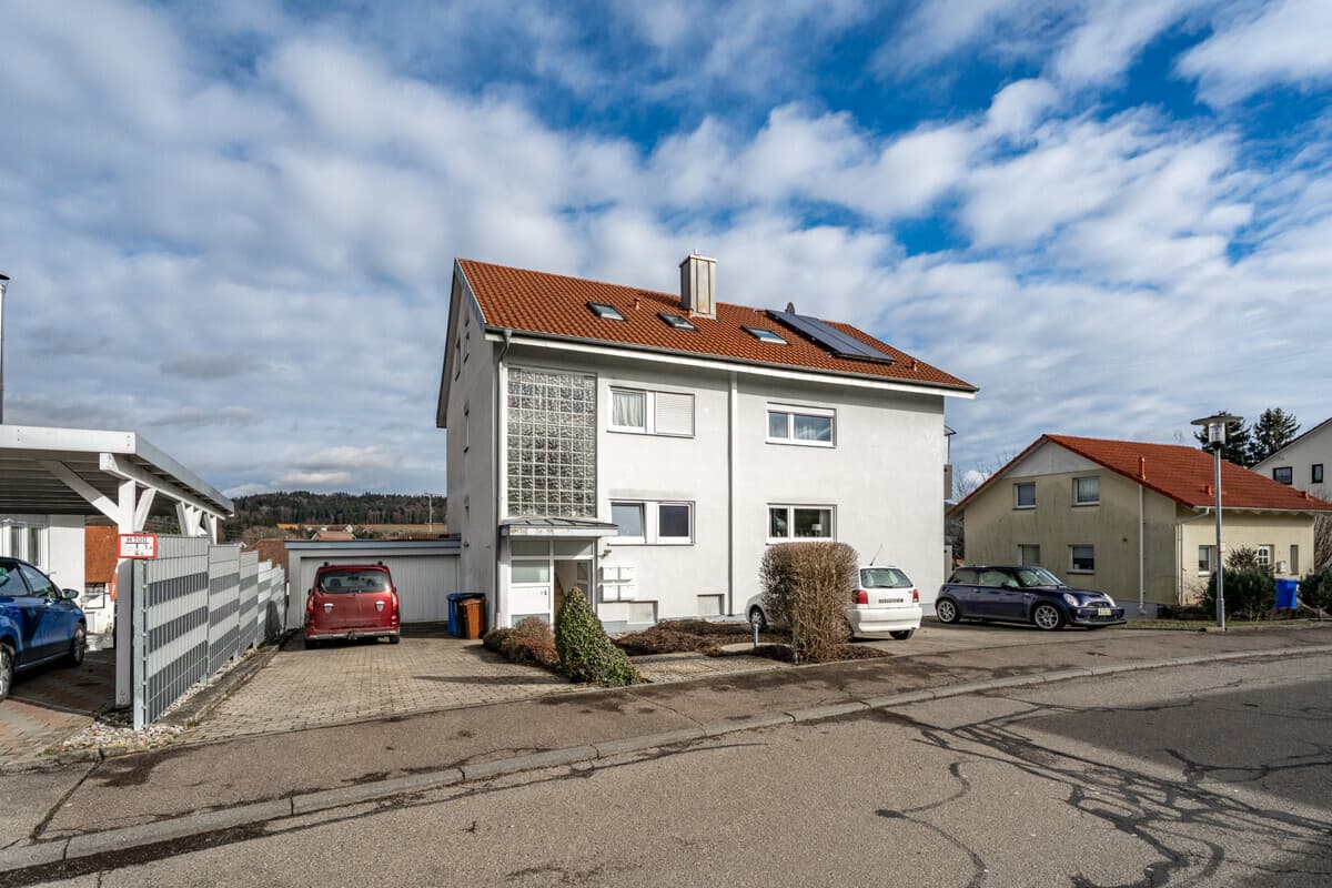 Großzügige Garage mit zwei zusätzlichen Stellplätzen