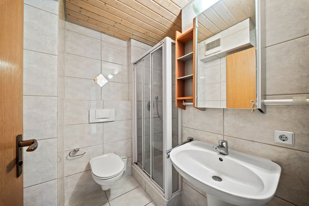 WC mit Dusche im Dachgeschoss