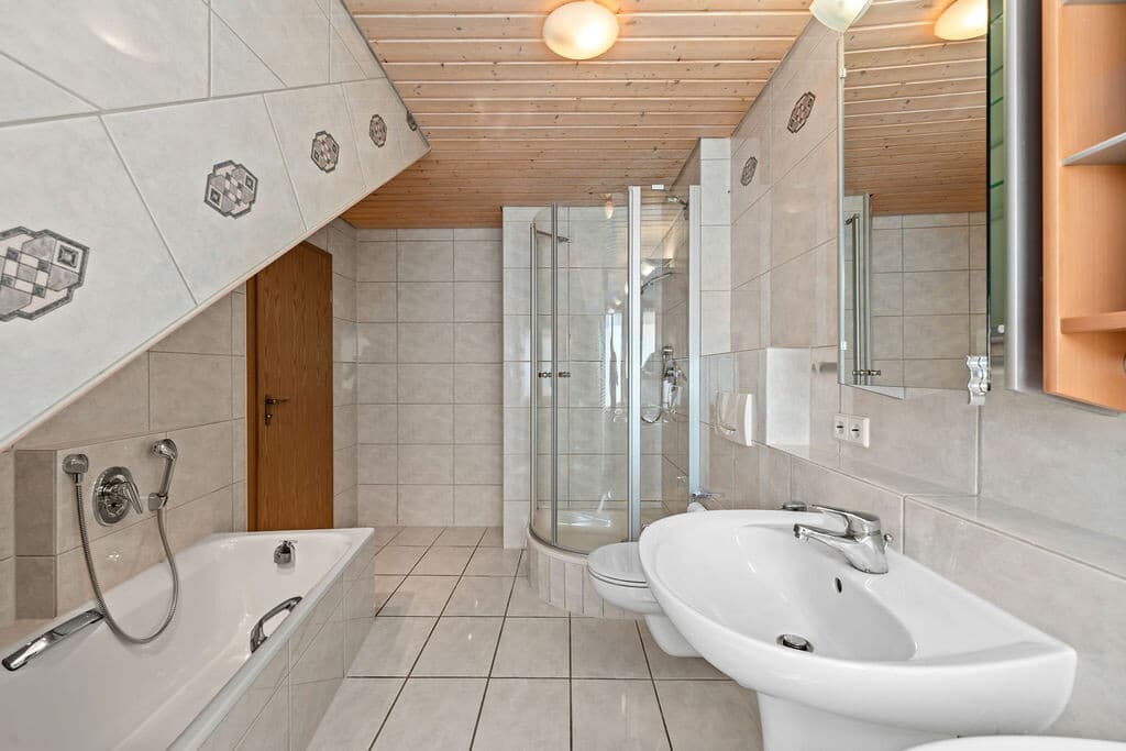 Badezimmer mit Dusche und Wanne im Dachgeschoss