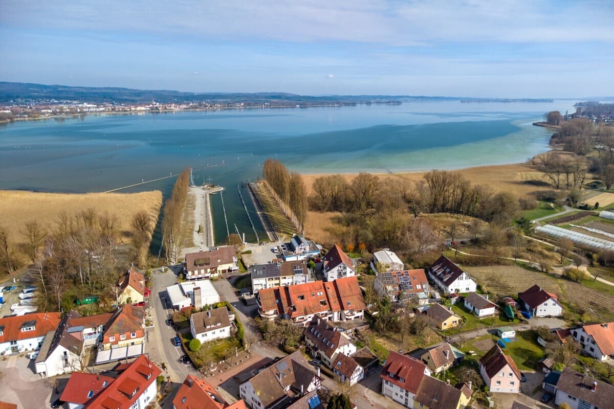 Seesicht, Stil & Großzügigkeit – außergewöhnliche DG-Maisonettewohnung in Moos