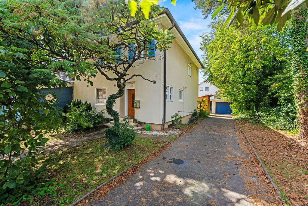 Ansicht mit Garage