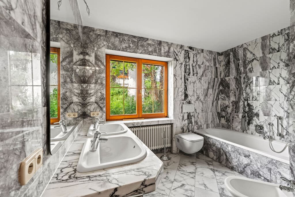 Tageslichtbad mit Wanne und Dusche EG