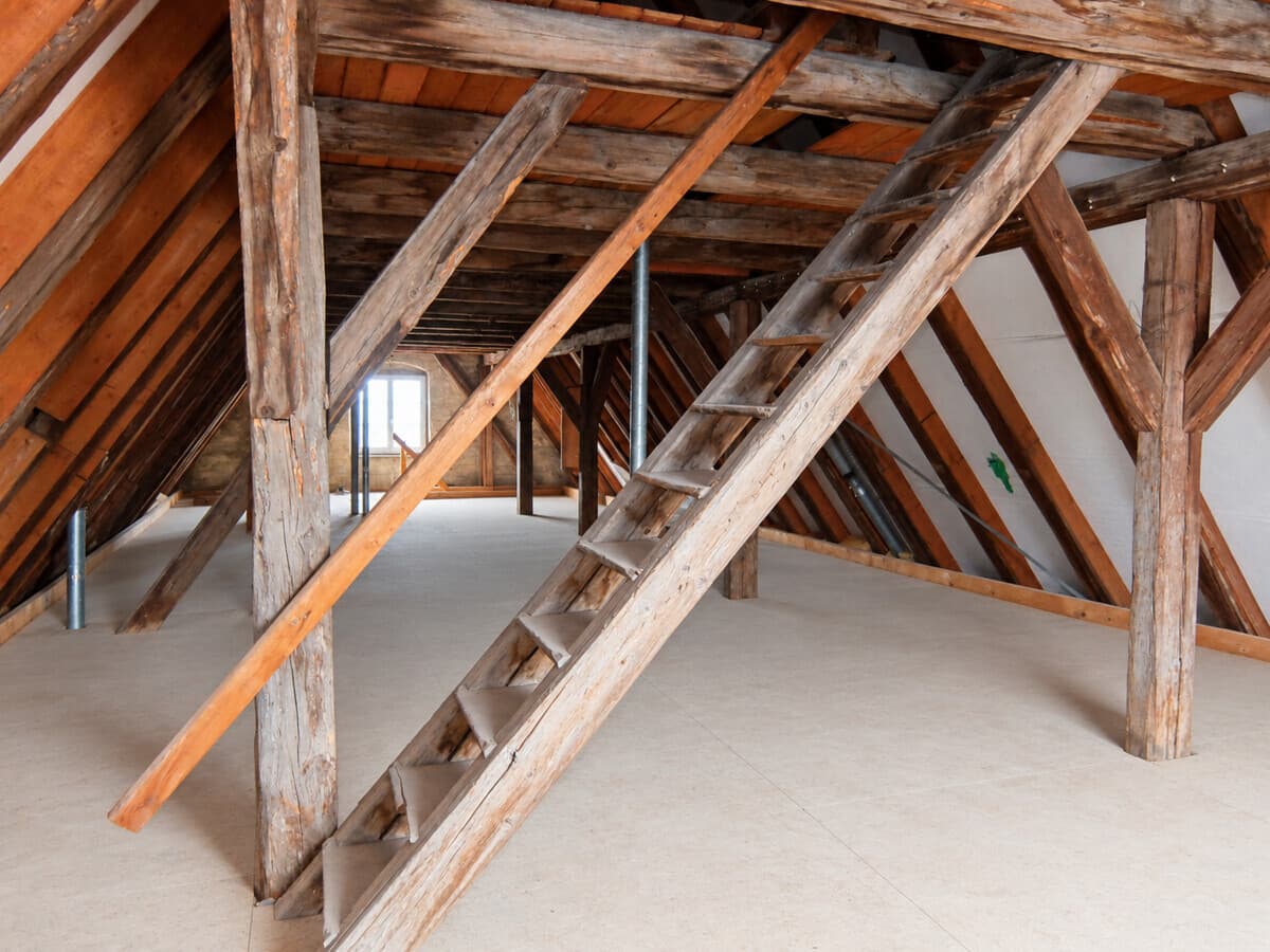 Speicherraum mit Aufgang zum Dachspitz