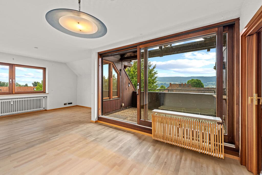 Wohnzimmer mit Zugang zum Balkon