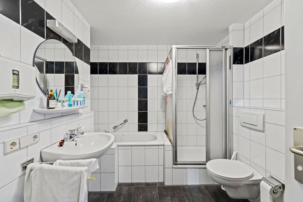 Badezimmer Gewerbeeinheit im DG