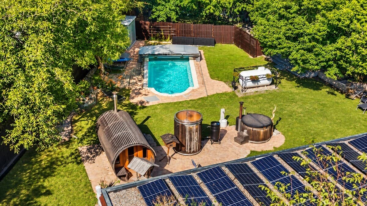 Garten mit Pool & Sauna