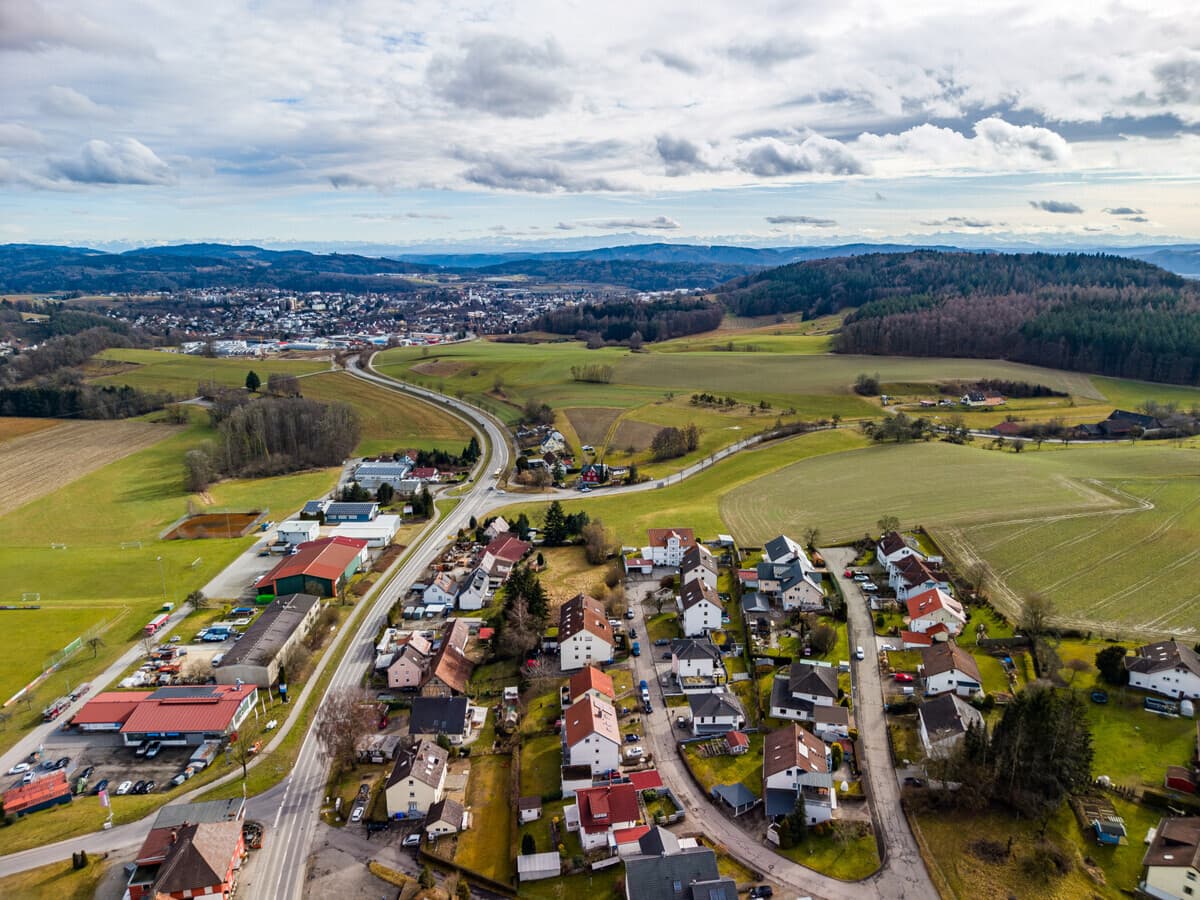 Naturnahe Lage mit guter Anbindung – Blick bis Stockach
