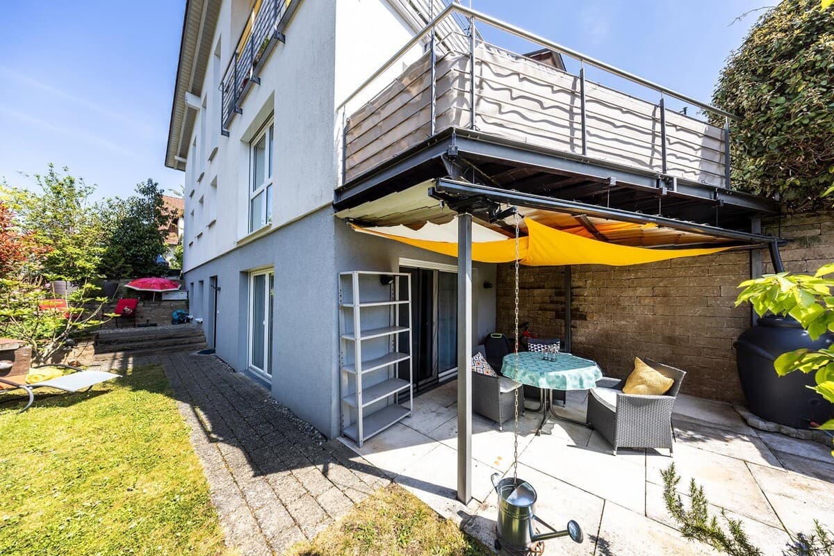 Überdachte Terrasse mit Garten