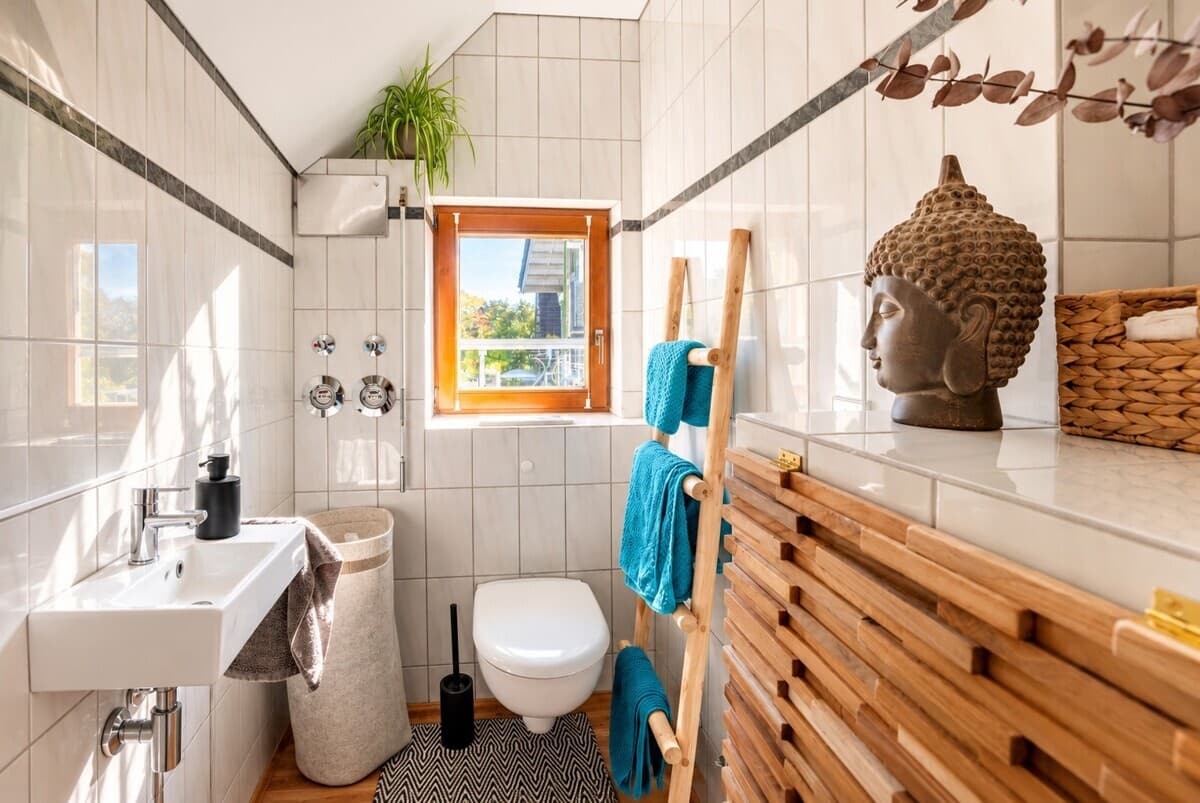 separates WC