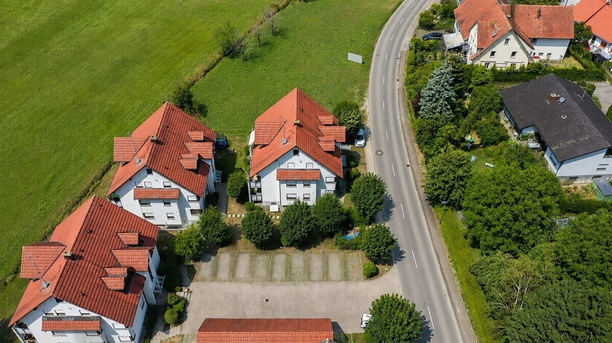 Außenansicht mit Stellplätzen