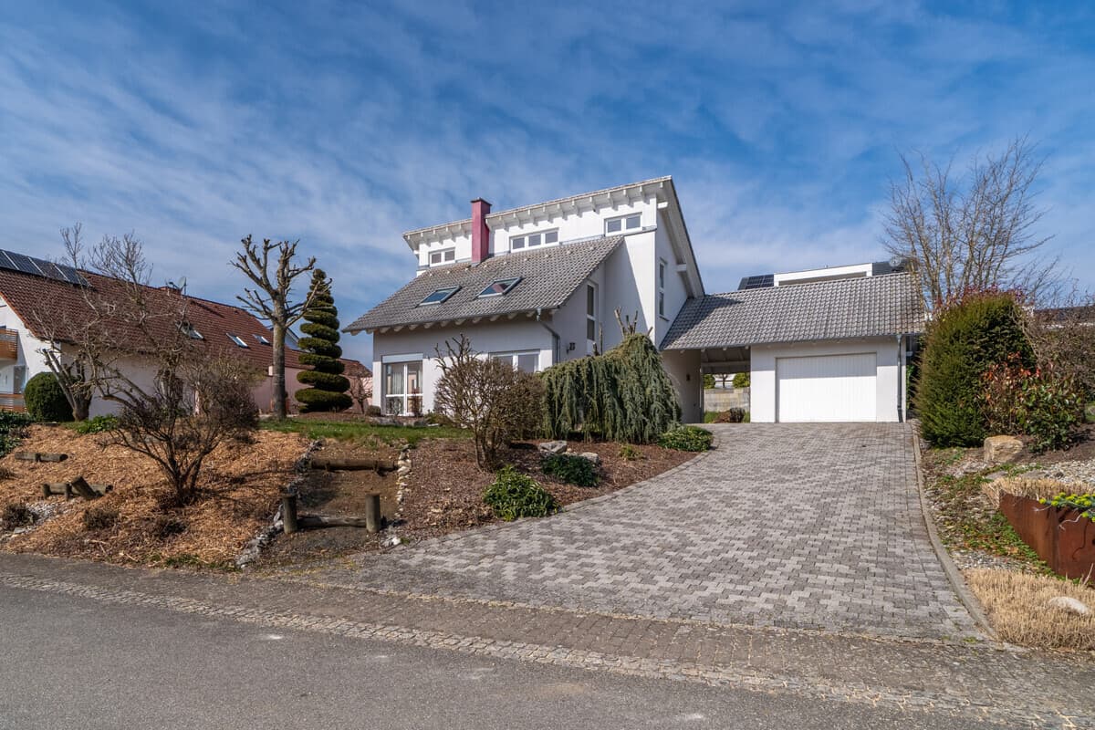 Einfahrt & Garage