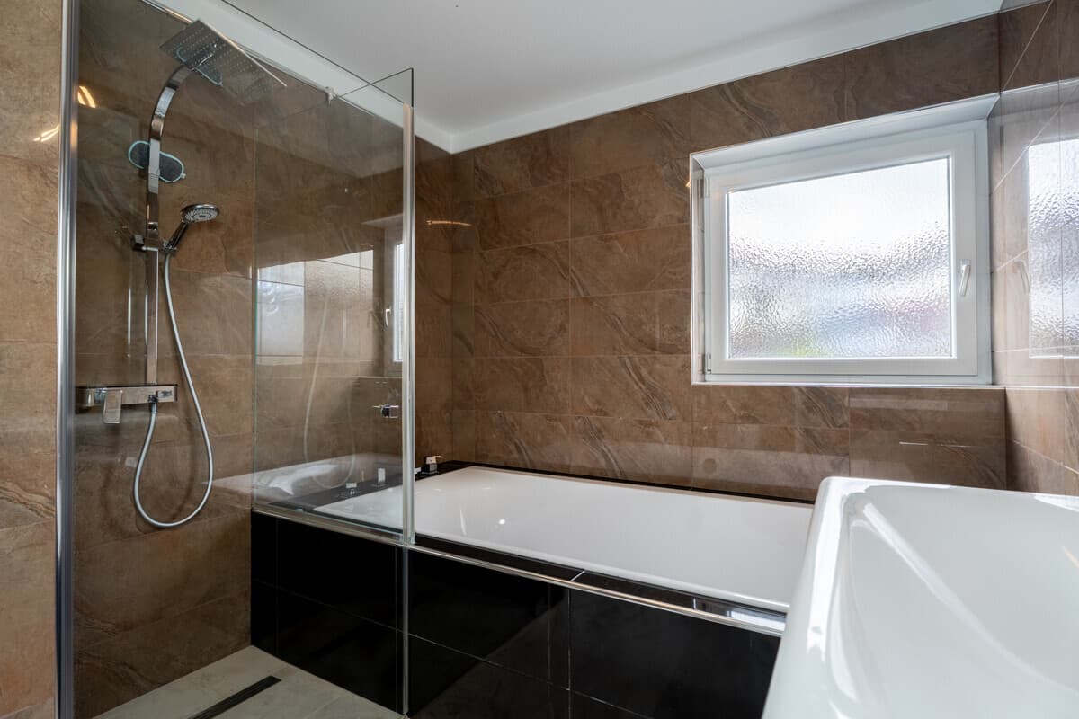 Modernes Tageslichtbad mit Walk-in-Dusche und Fußbodenheizung
