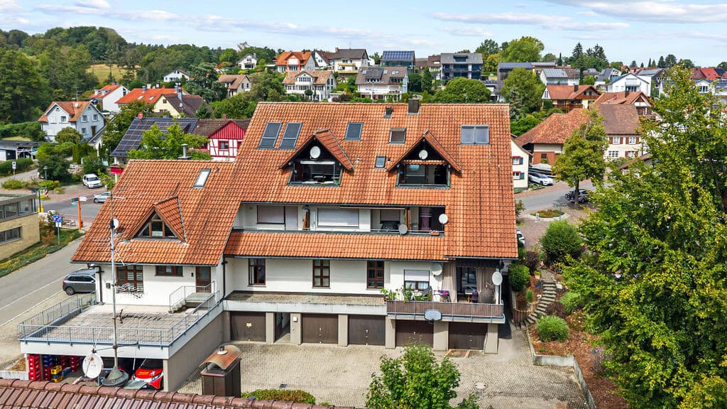 Außenansicht mit Garagen